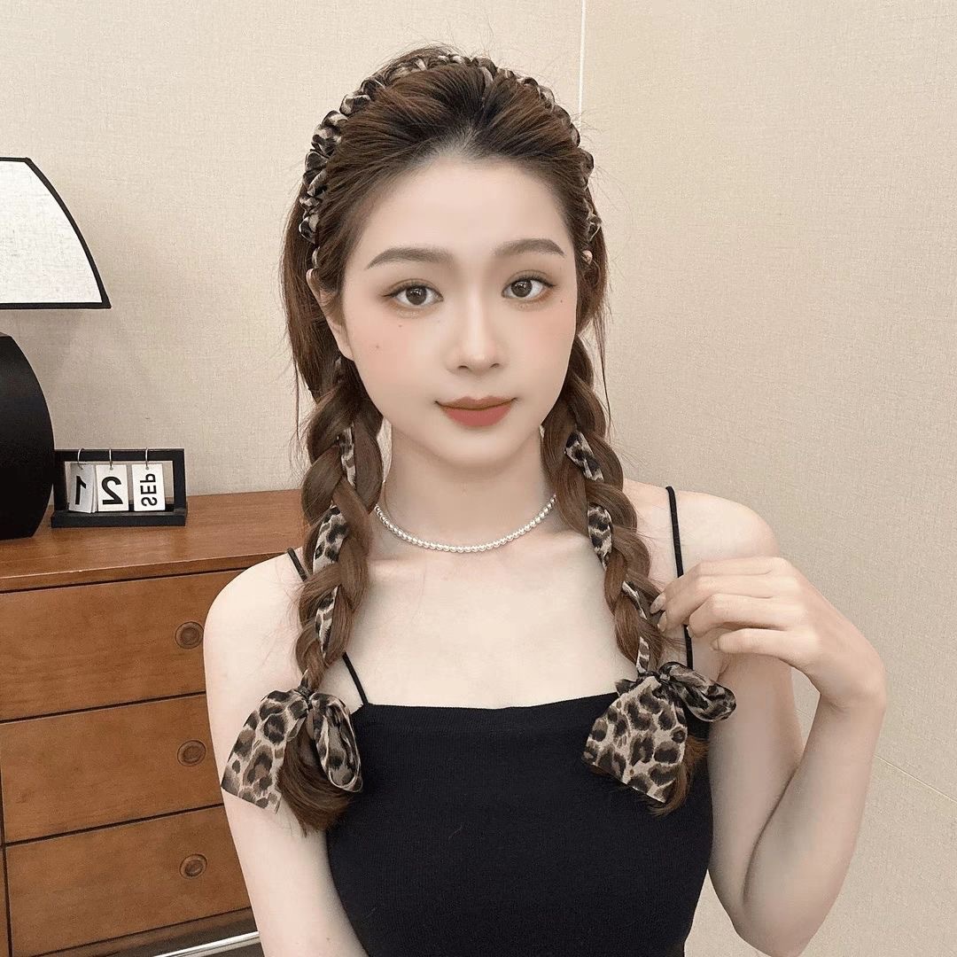 Rear-wear leopard print ribbon headband for women, 2025 new high top wavy hairpin, elegant and stylish one-piece headband Application Scenario