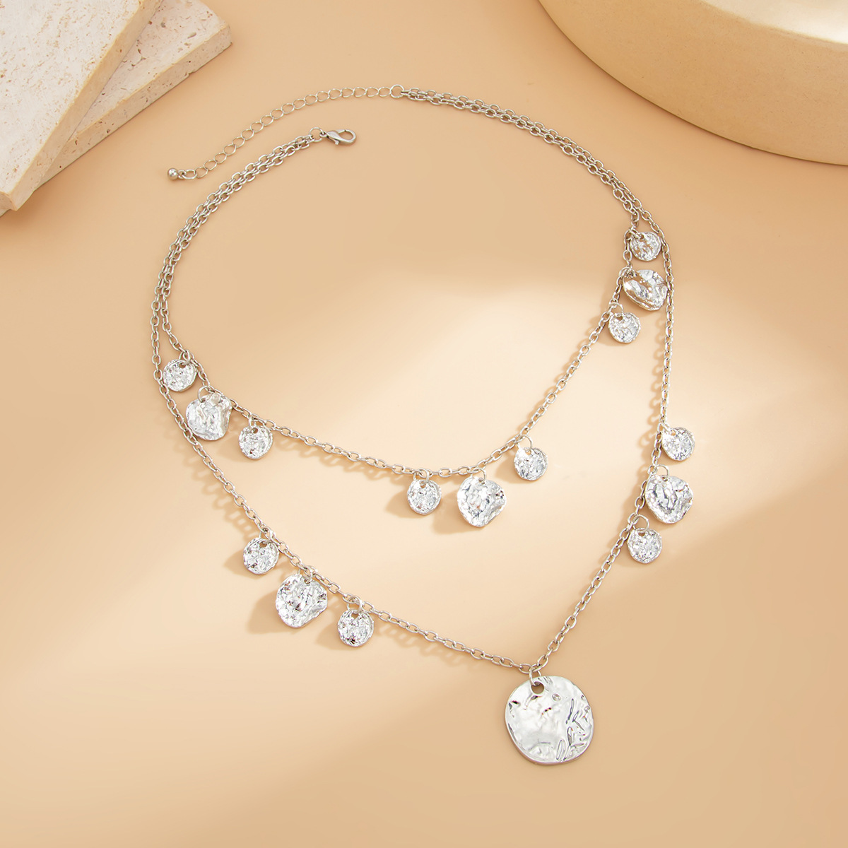 This is a fashionable and versatile cold style pleated irregular round pendant necklace from Europe and America. It can be stacked and worn as a collarbone chain Application Scenario