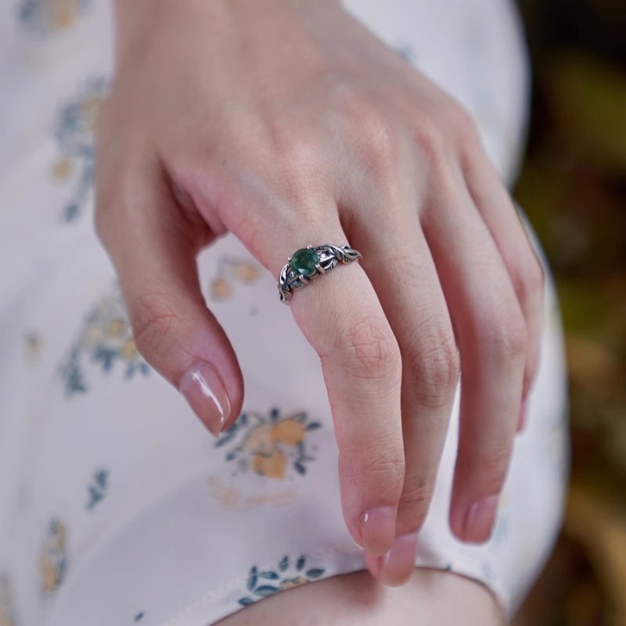 A niche design of water plant green agate ring for women, a light luxury and high-end index finger ring with an aged and retro personality, an open ring Application Scenario