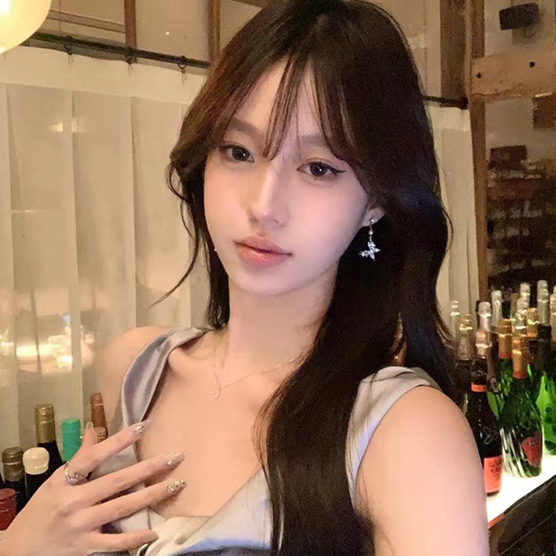 The super ethereal butterfly tassel earrings exude a light luxury, exquisite and high-end feel for women. The versatile zircon stud earrings are best-selling internet-famous earrings details Picture