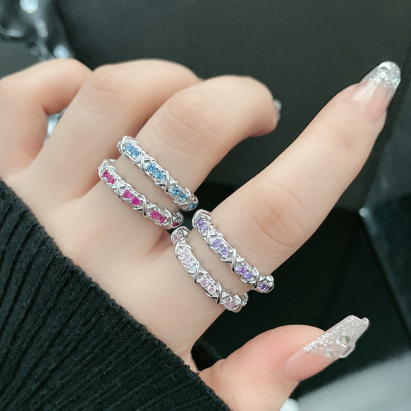 This is a simple and elegant open-top ring with a niche design and a touch of light luxury. It is a versatile and stylish ring accessory for women on Instagram details Picture