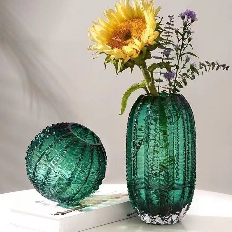 Light luxury, creative, niche and high-end style vase, glass cactus, water-grown fresh flowers, living room table flower arrangement art piece Application Scenario
