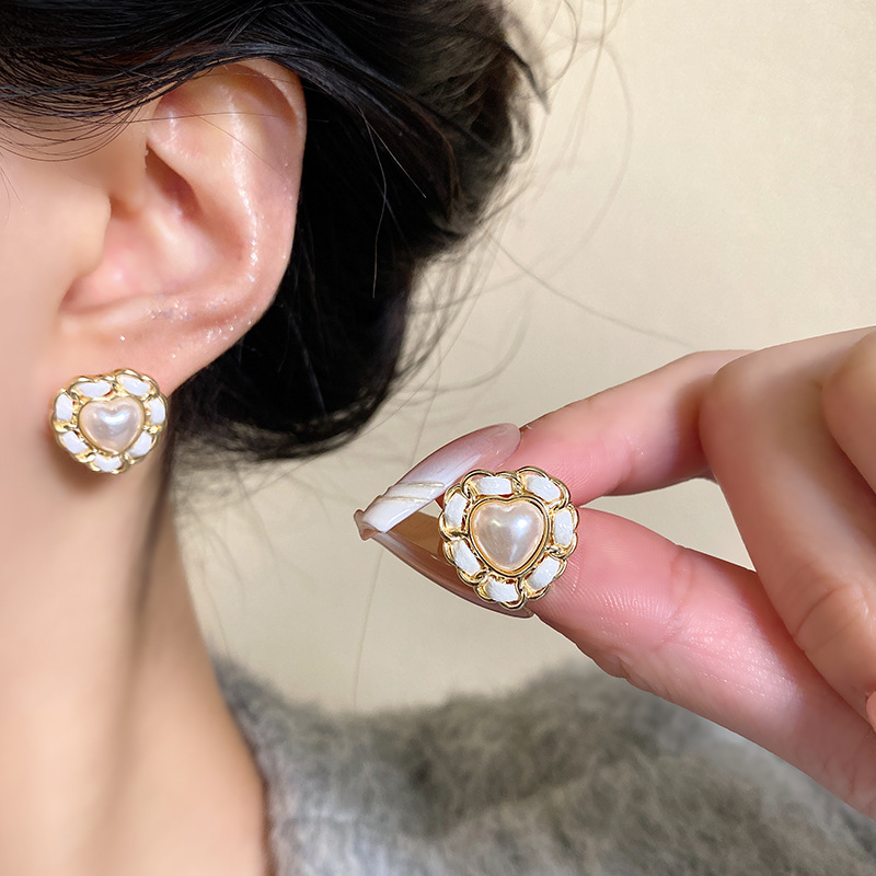 S925 Silver Needle Light Luxury heart-shaped Pearl Earrings for Women, Spring Fresh Leather heart-shaped stud earrings, best-selling earrings wholesale details Picture