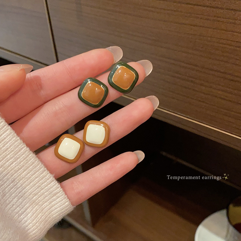 Korean-style square retro stud earrings with contrasting colors, niche fashion, high-end feel, unique oil-dripping earrings, and simple earrings Specification drawing