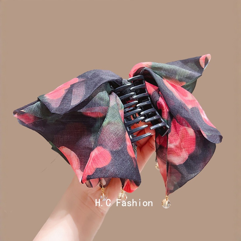 Retro chiffon printed bow ponytail grab clip at the back of the head, an elegant and luxurious hair clip for women Application Scenario