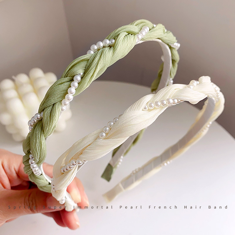 The twisted pearl hair band for women, Spring/Summer 2025, is a high-end Korean hair band with a forest-style hair tie and a fresh headband full figure