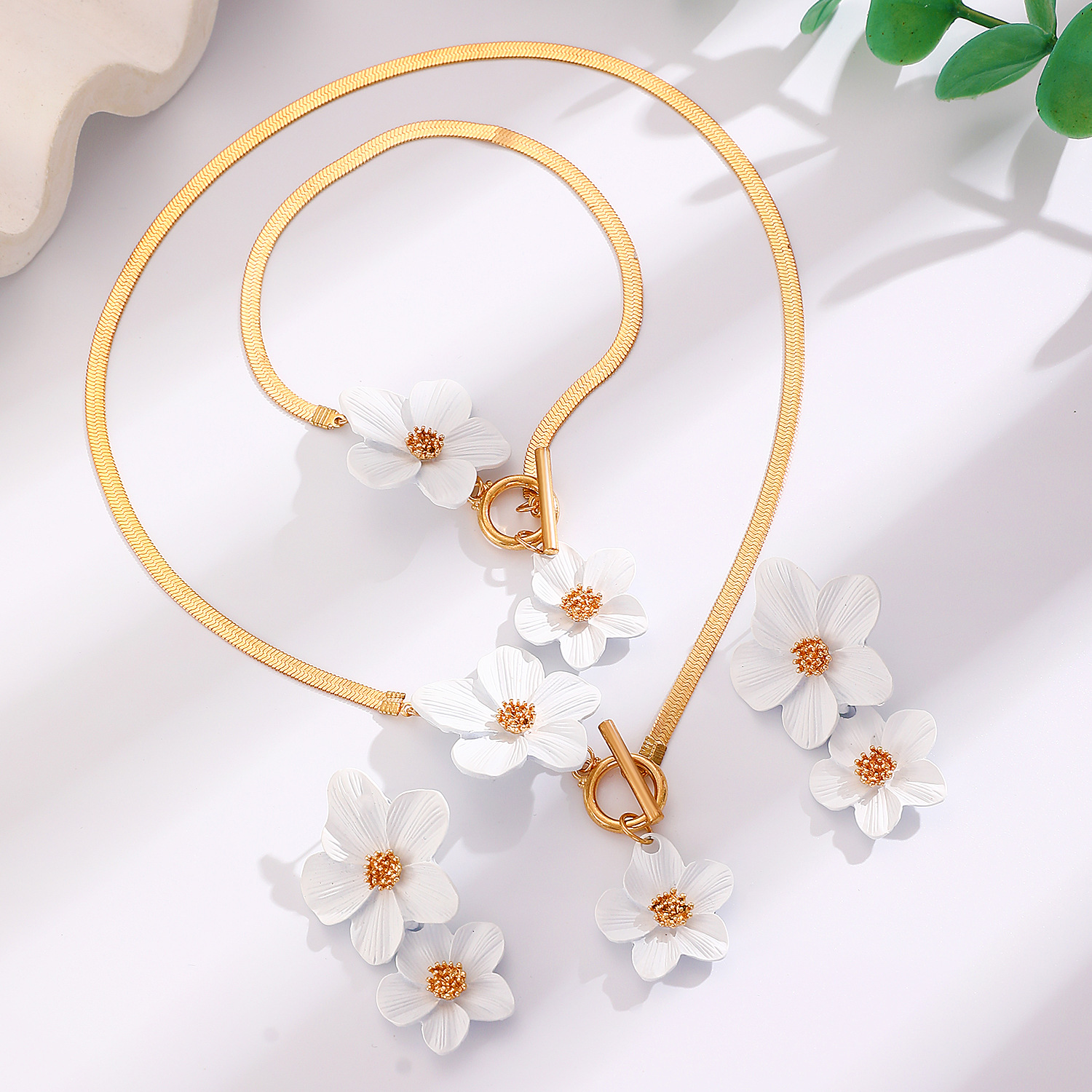 Cross-border foreign trade bestsellers: New Chinese-style national trend large flower necklace, stud earrings, anklets, women's spray-painted flower pendant jewelry set Application Scenario