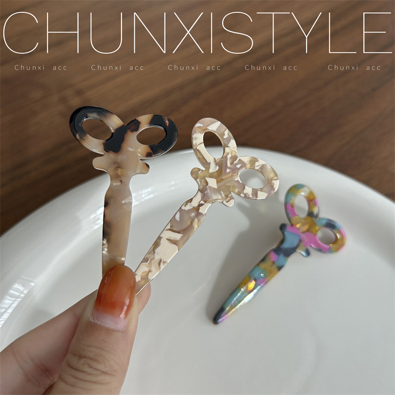 Korean retro geometric scissor hairpins, Korean InS-style acetate color duckbill-shaped hairpins with a girlish personality Specification drawing