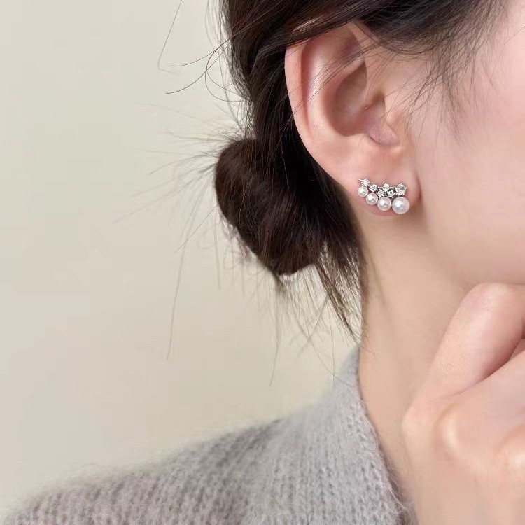The niche design of the sparkling diamond pearl stud earrings is light luxury, versatile, and exudes a unique sense of sophistication. It is a new type of earrings for women in 2025 details Picture