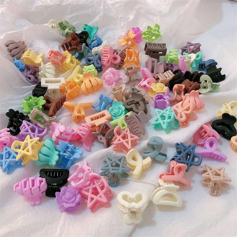 Colored hair clips at the back of the head, frosted hair grabbers, hair accessories, ins, high-end style, butterfly small grabbers, semi-tied hair clips Application Scenario