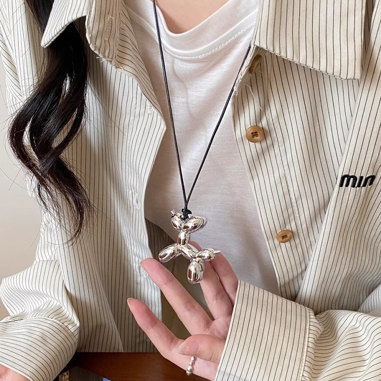 Metal balloon dog pendant necklace for women, 2025 new niche design, hoodie sweater chain, long necklace Application Scenario