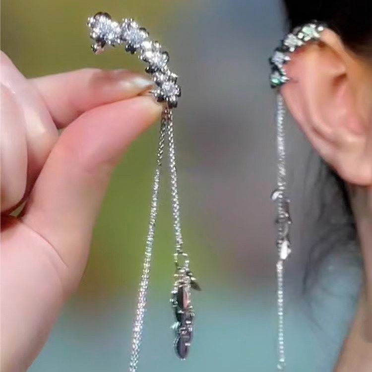 A profusion of flowers ~ Flower-fringed ear bone clips without ear holes, unique and versatile ear clips for women, with a niche and elegant design full figure