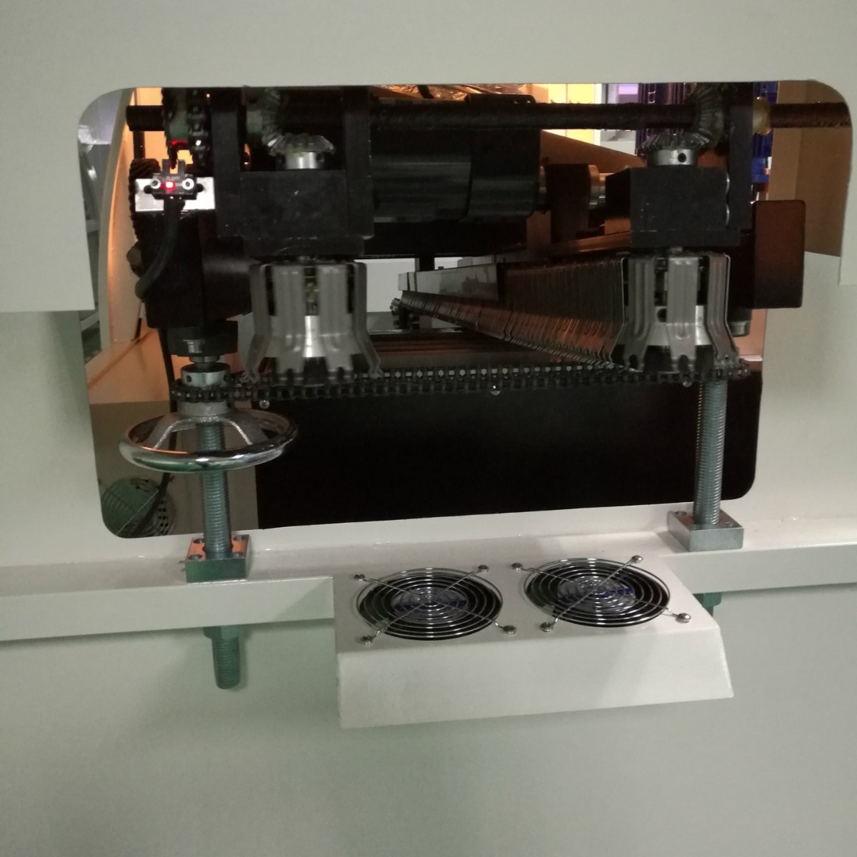 Hongdaxing's small lead-free wave soldering machine offers high cost performance and quality guarantee. It can be used for automatic wave soldering Application Scenario