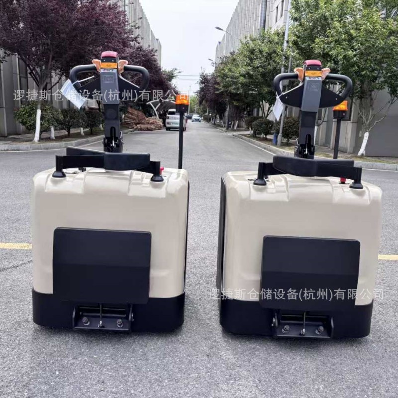 The 8-ton load-bearing tractor, a storage equipment for warehouse handling, is equipped with a lifting battery trailer and a ride-on tractor head full figure