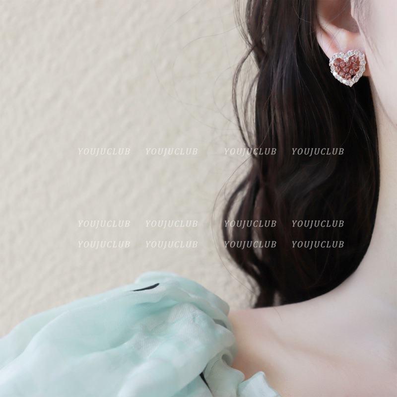 Korean niche design S925 silver needle pink heart-shaped earrings, simple and elegant autumn earrings, light luxury ladylike stud earrings Application Scenario