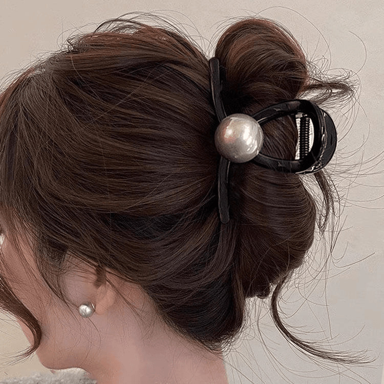 For women with light hair and a high-end look, the 2025 new semi-tied hair clip is a shark clip headpiece at the back of the head Application Scenario