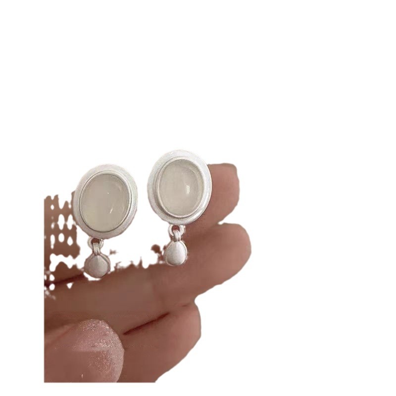 Cool moonlight ~ Exquisite French retro metal teardrop earrings, high-end and niche design, fairy-like stud earrings for women Item Picture