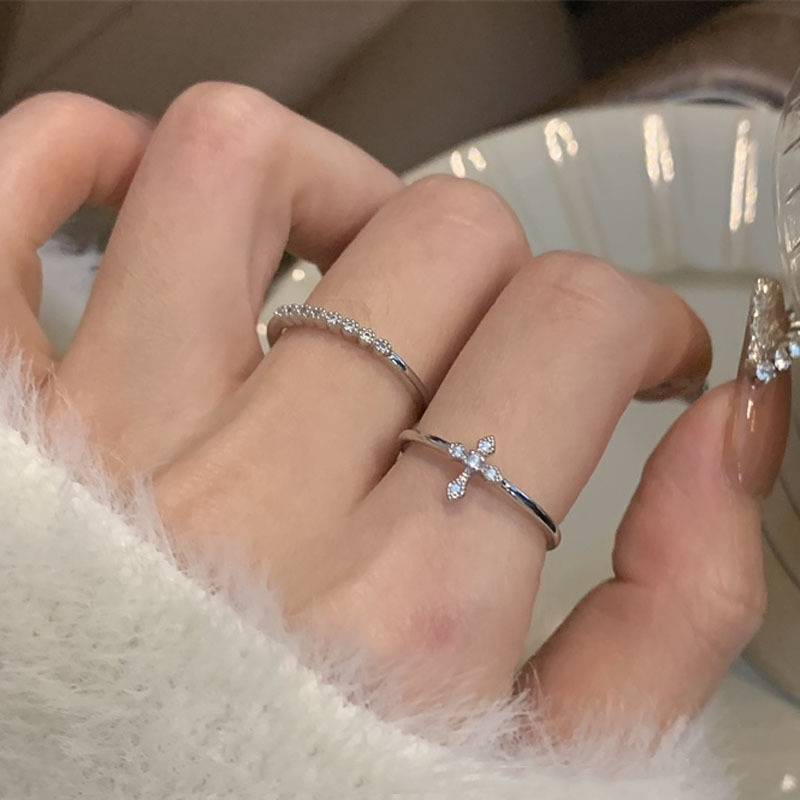 A simple yet exquisite two-piece open ring set, a niche Instagram style with a cold and unique cross-shaped micro-inlaid overlapping ring full figure