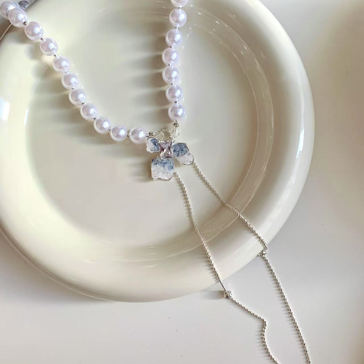 French blue iris pearl necklace with a unique feminine touch, a pull-out collarbone chain, and a light luxury design Application Scenario