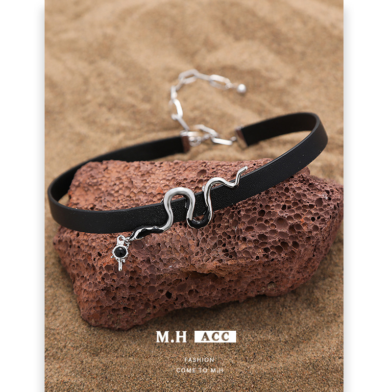 Original spirit snake necklace, women's high-end, light luxury, retro hip-hop, hot girl, Gothic, neutral necklace, black leather collar Specification drawing