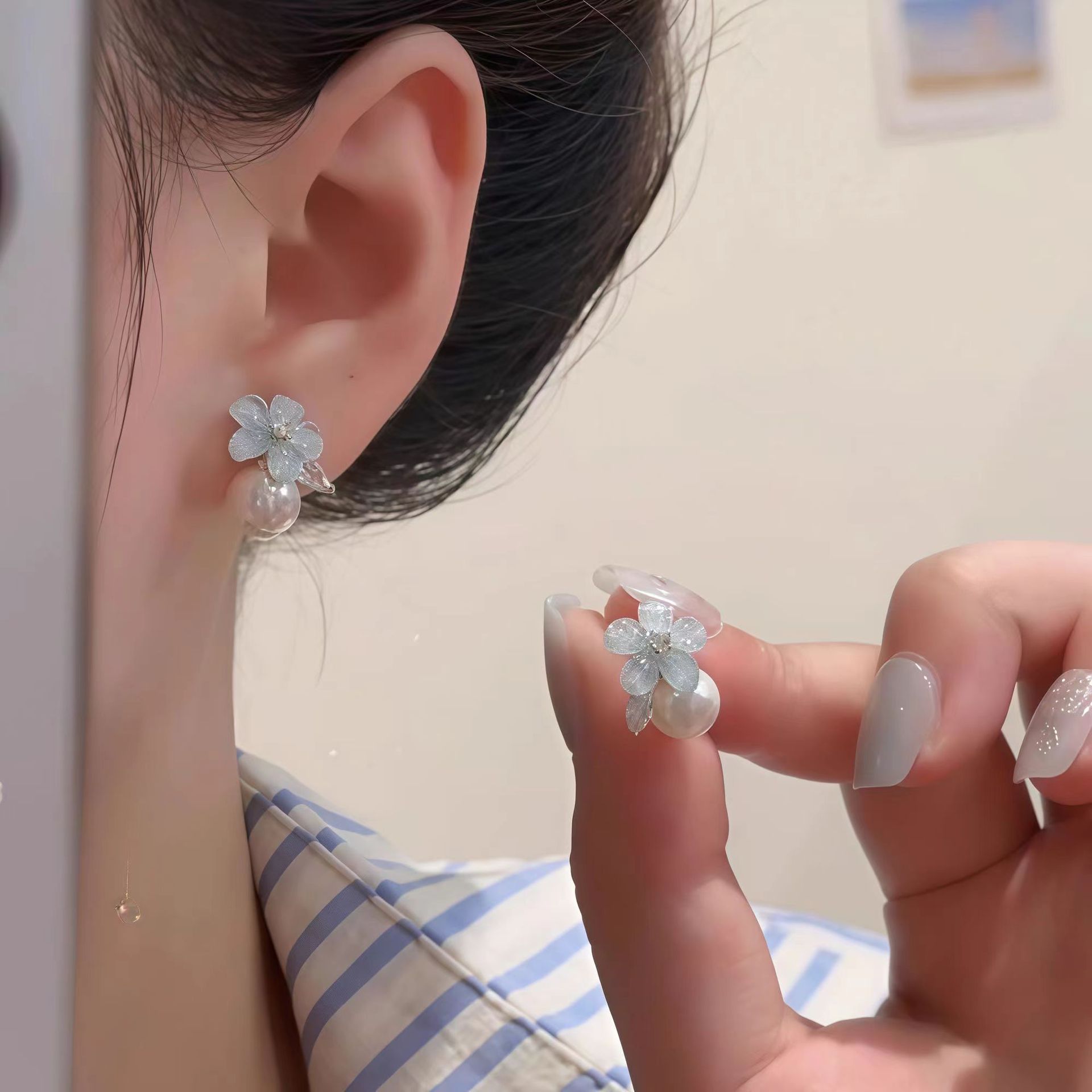 Forest-style fresh and light blue flower pearl stud earrings are fashionable and light luxury. They are a must-have gentle and versatile ear accessory for spring and summer full figure