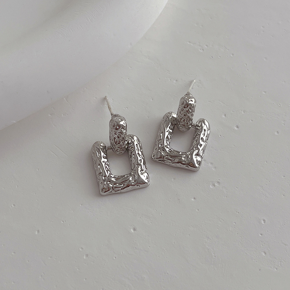 Personalized, versatile and fashionable stud earrings with a European and American style, metallic texture, pleated geometric earrings, new design for women in 2025, with a sense of style Application Scenario
