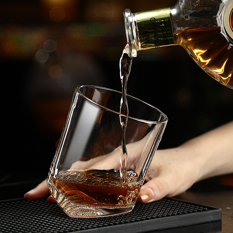 New, unique and creative tilted whisky glass, foreign wine glass, cocktail glass, wine bar sweet wine tilted untoppleable glass details Picture