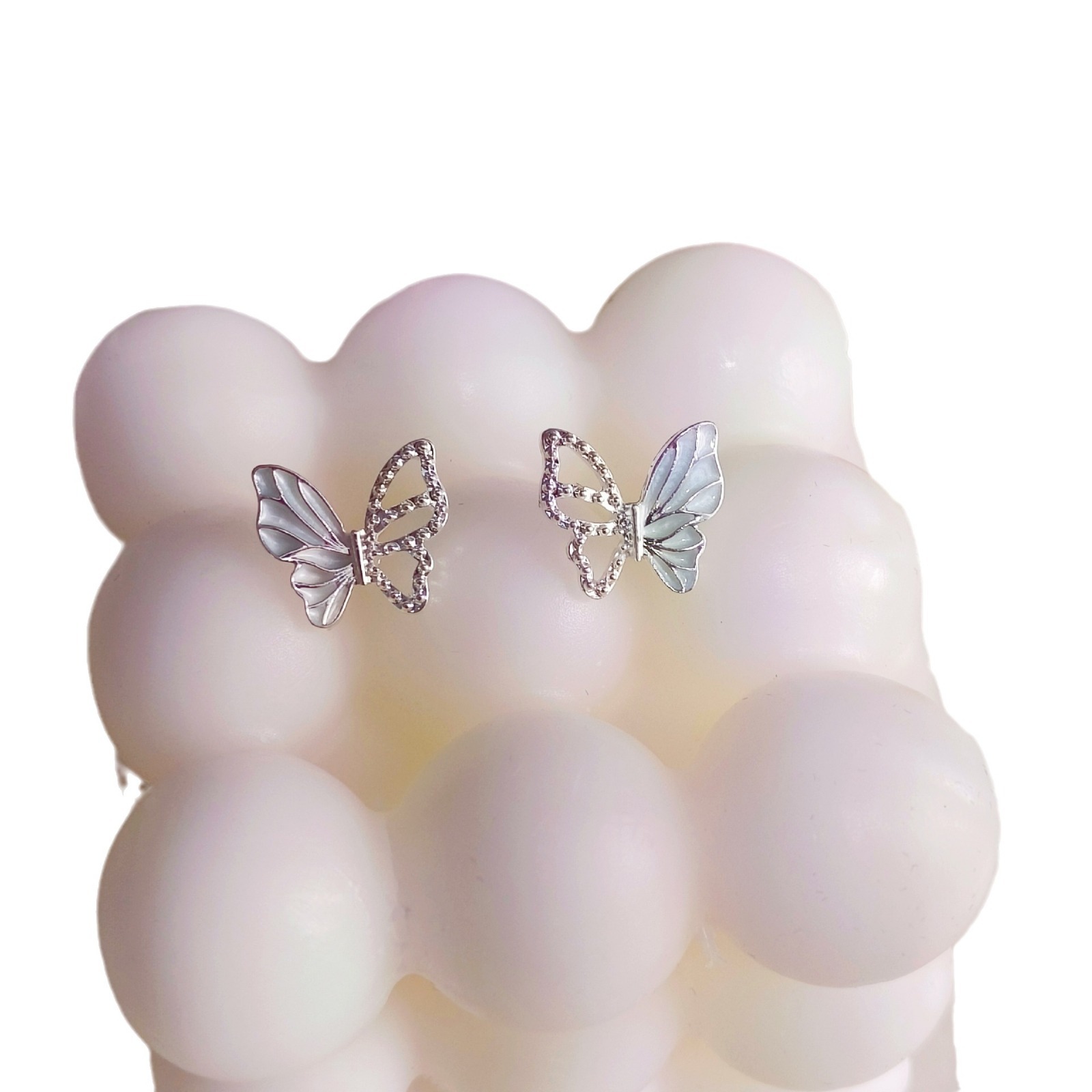 Suitable for ~ Semi-hollowed-out oil-dripping butterfly stud earrings, with a unique and high-end design sense, trendy and versatile on Instagram, and are popular earrings for women Item Picture