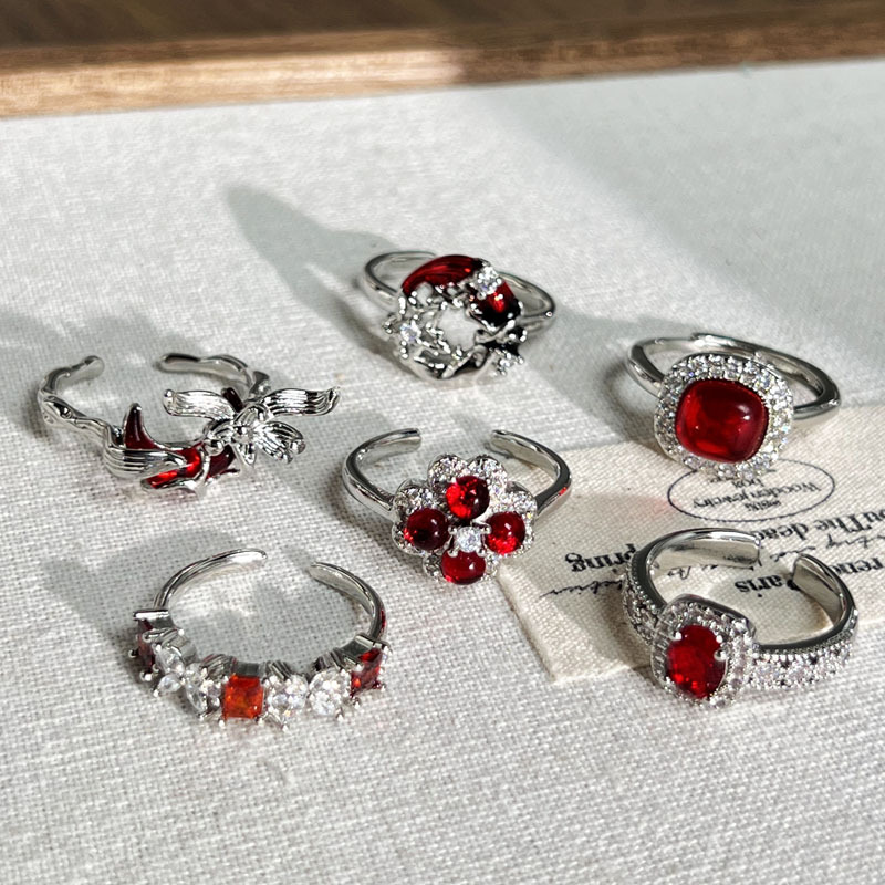 The new wish is selling well. It's a high-end and elegant ring for European and American ladies' parties. The small square sugar four-leaf clover ring is trendy Application Scenario
