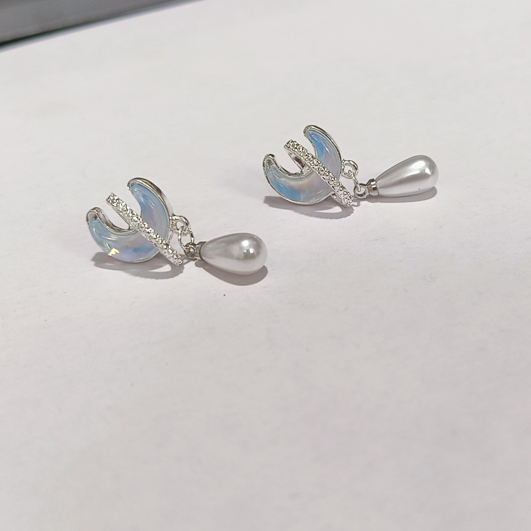 Blue cat's eye stone moon planet stud earrings, light luxury, versatile, high-end, niche starry sky design pearl pendant earrings Application Scenario