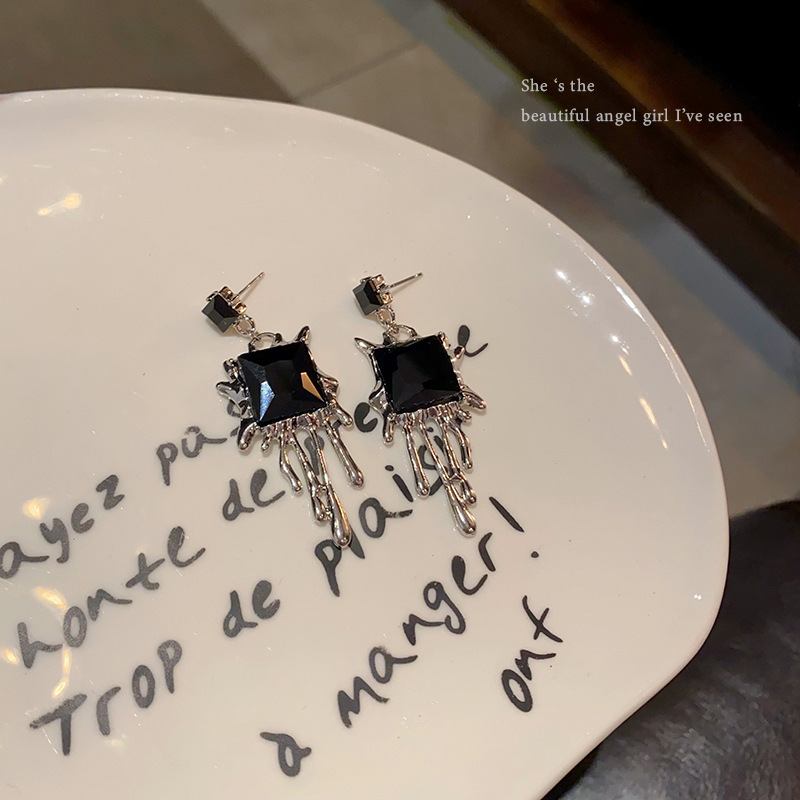 Irregular lava water drop earrings, sweet and cool feminine style, versatile, dark and high-end fringed stud earrings S925 silver needle earrings Application Scenario