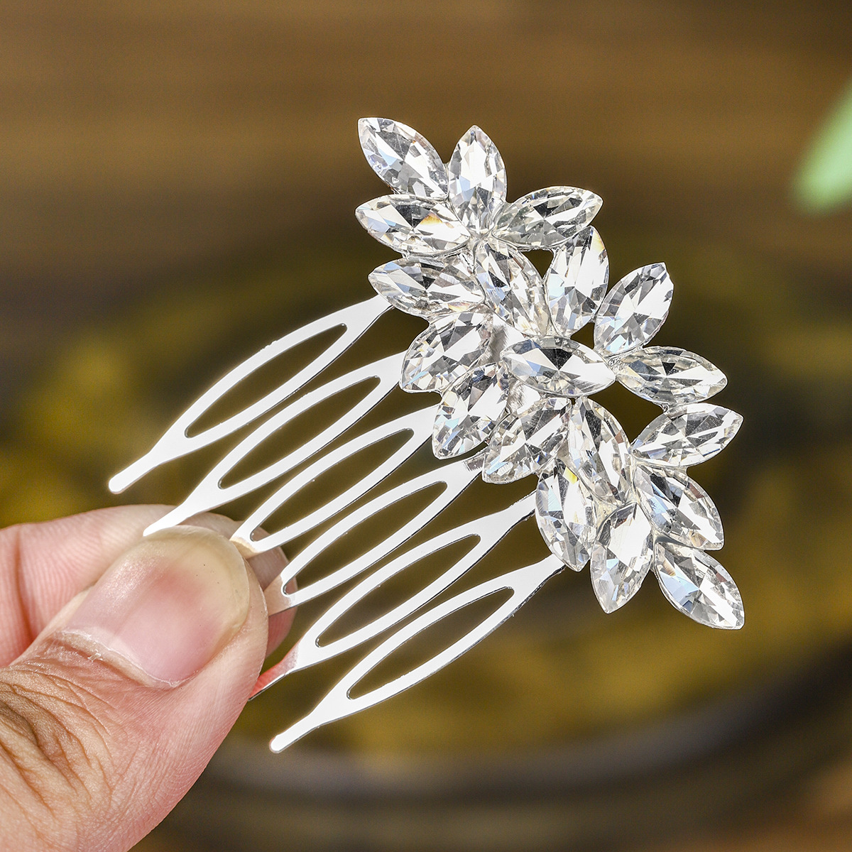 Factory direct sales of bride accessories: Simple horse eye water diamond hair combs, European and American wedding dresses and evening gowns, updo hair combs, and daily accessories Application Scenario