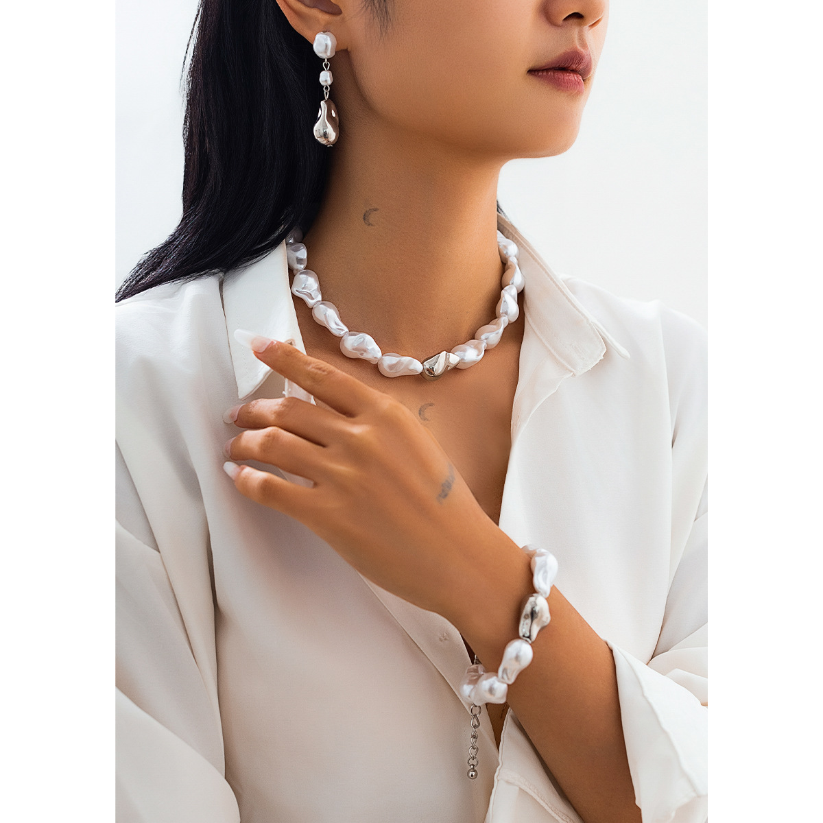European and American cross-border jewelry, French retro imitation pearl Baroque necklace, simple beaded pendant, tassel collarbone chain details Picture