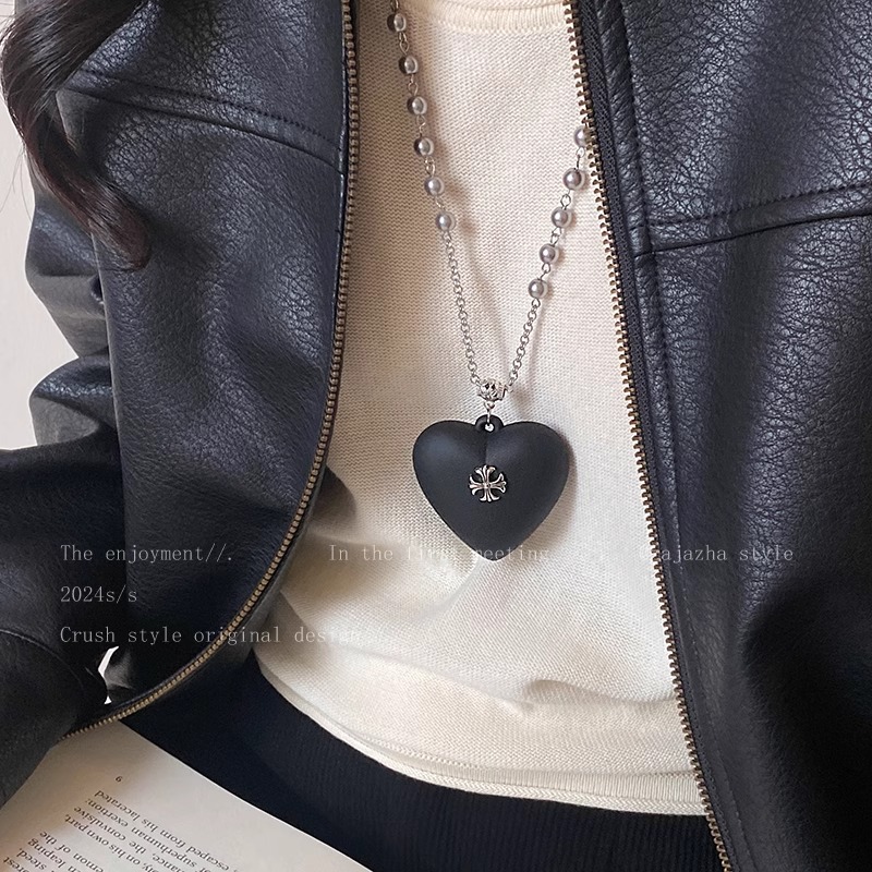 Shi Family Pearl Long black-hearted necklace, versatile, sweet, cool, unique and niche, ins grey collarbone chain, autumn and winter sweater chain Application Scenario