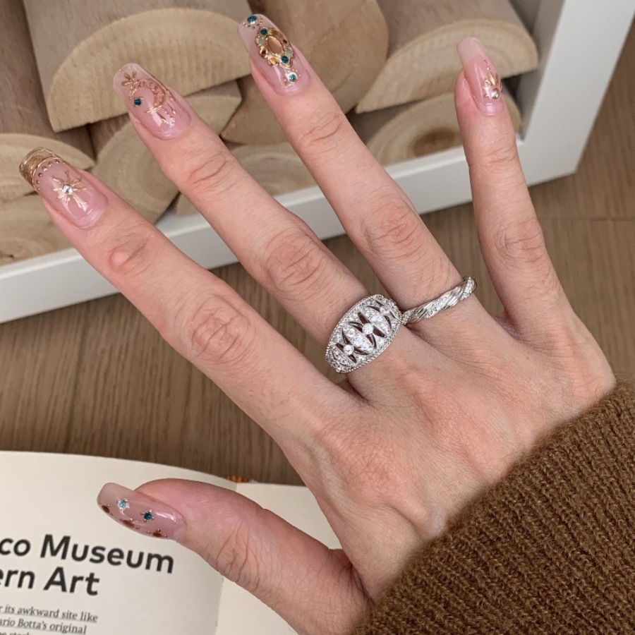 Vintage hollowed-out lace zircon ring for women, a retro, light luxury and high-end design with a unique style Specification drawing