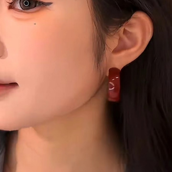 Elegant Ankela red circle ear loops, retro Hong Kong-style red glazed ear loops, a niche new design for autumn and winter, simple and individual Specification drawing