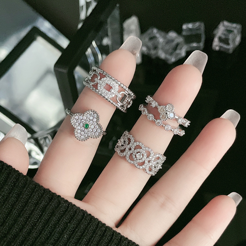 This is a trendy and fashionable four-leaf clow-shaped open-top ring with a touch of luxury and sophistication, similar to those worn by niche European and American celebrities Application Scenario