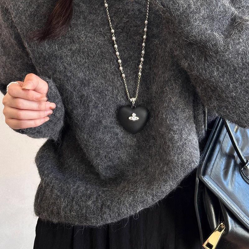 Black pearl heart-shaped pendant necklace for women, Baroque-style cross fashion, simple and versatile necklace Application Scenario
