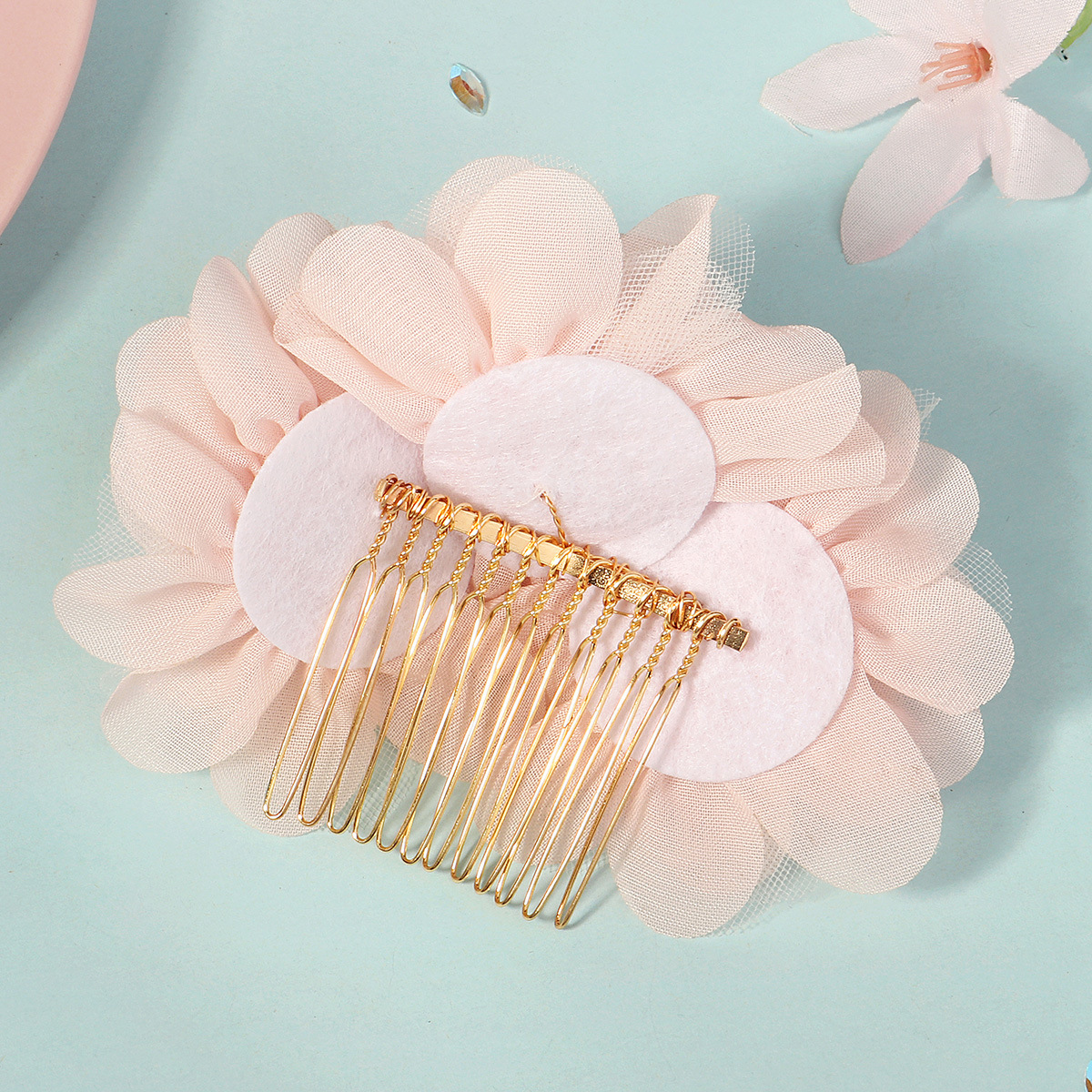 A new cross-border pink pearl flower arrangement comb, a versatile headwear for photo shoots and Internet celebrities, and a gauze floral bridal hair comb Specification drawing