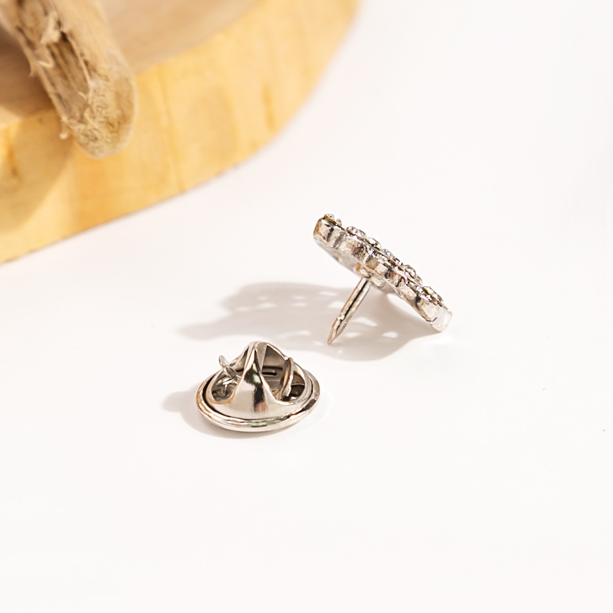 European and American cross-border personalized diamond-encrusted crown brooch, full diamond crown stinger, men's and women's suit shirt button collar pin Application Scenario