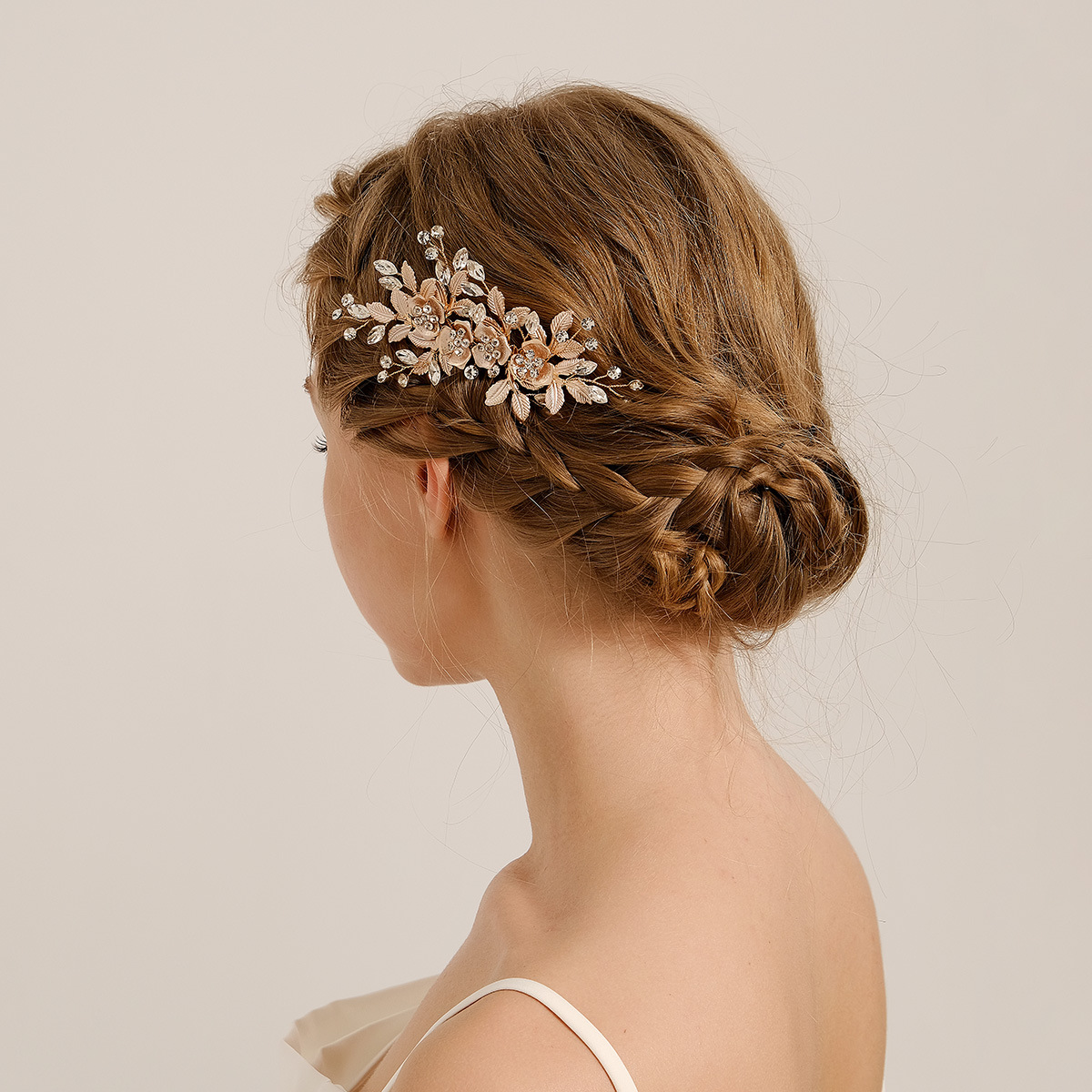 The new Chinese-style Xiuhe bridal hair accessory is a light luxury, versatile and high-end style. It features pearl combs, crystal flower combs and wedding headwear details Picture