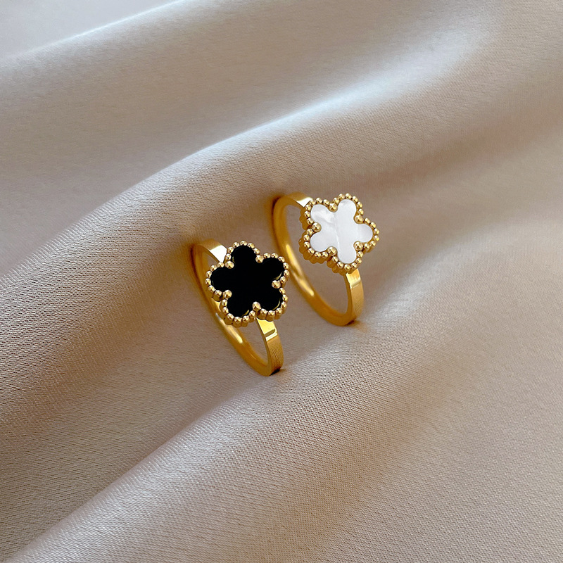 【 Non-fading 】 Black and white flower titanium steel cold style dance ring for men and women, trendy and simple food rings on Instagram Specification drawing
