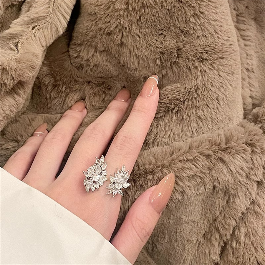 French retro flower-patterned zircon ring for women, a niche, light luxury and high-end index finger ring. Versatile and adjustable ring details Picture