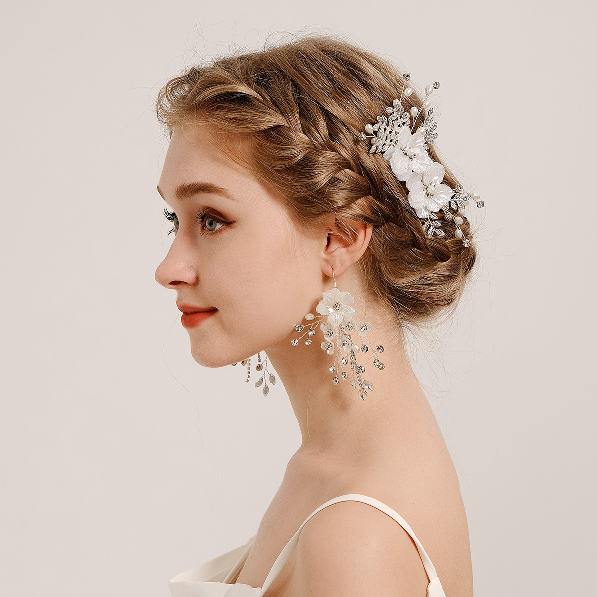 New cross-border white flower hair accessories and earrings, European and American bride accessories, handcrafted rhinestone pearl hair comb and earring set details Picture