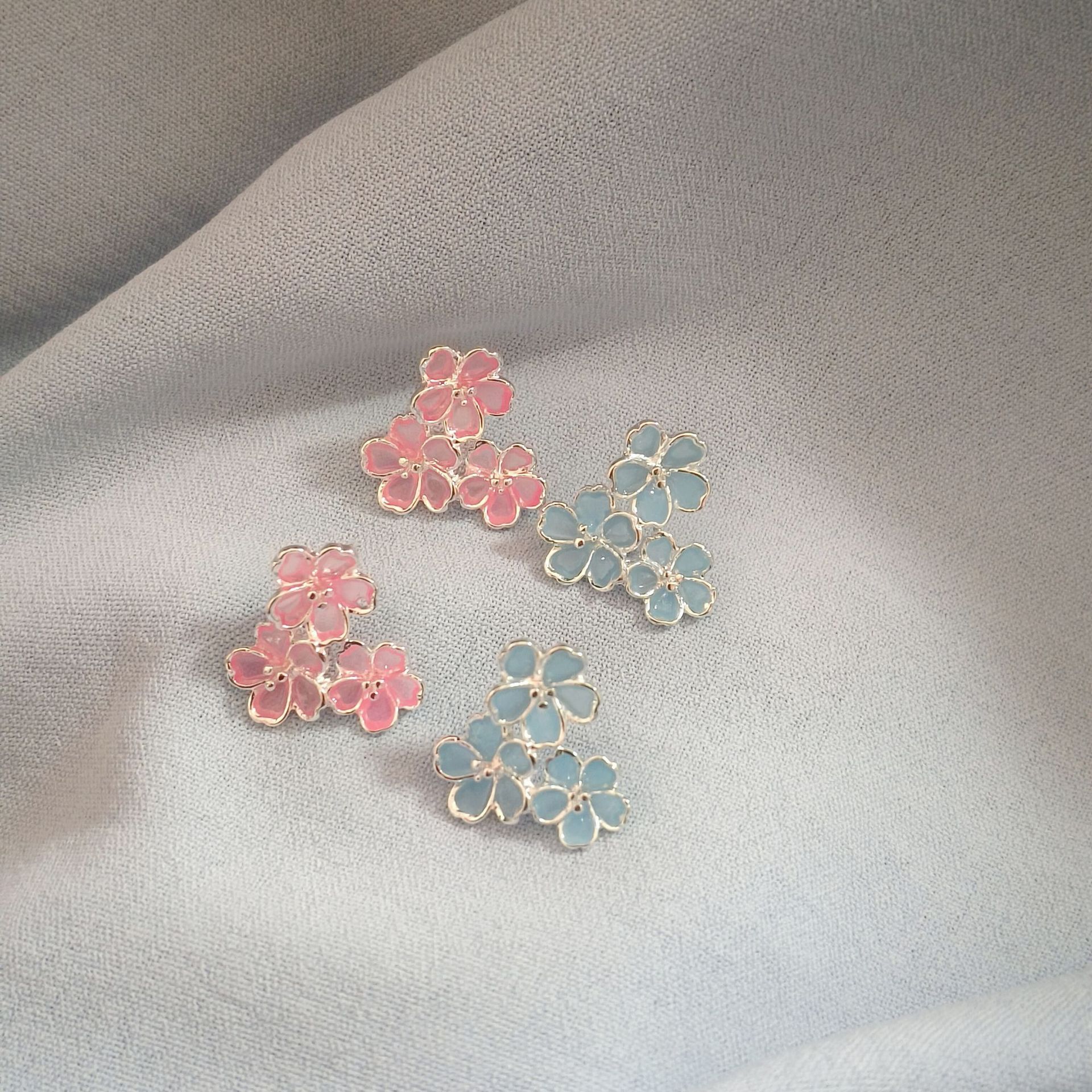 Icelandic flowers - Light and transparent blue and pink earrings, feminine charm, niche design sense, flower stud earrings, exquisite and high-end earrings details Picture