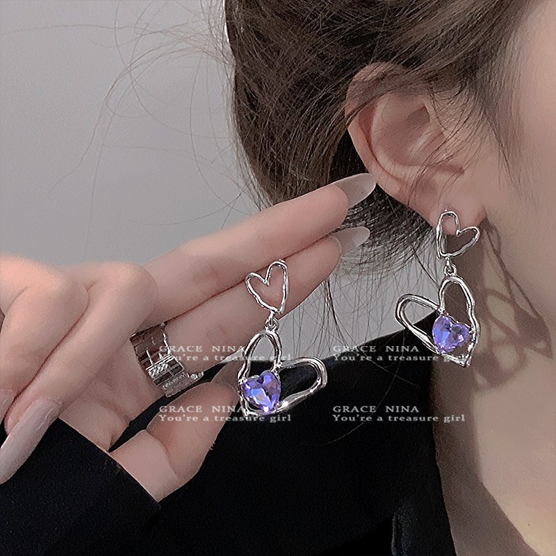 The "Hot Girl" ins light luxury heart-shaped Zircon stud earrings are a niche design for women. They are the latest trendy earrings in 2025, exuding a sense of sophistication details Picture