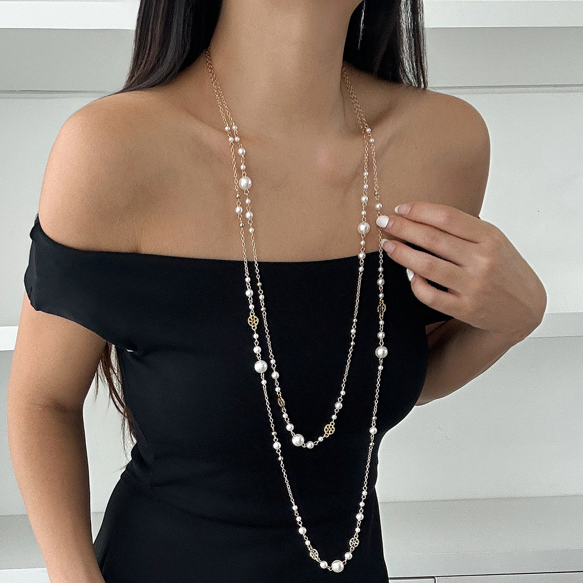 European and American cross-border jewelry, InS-style pearl beaded long necklace, design sense, multi-layer alloy collarbone chain set Specification drawing
