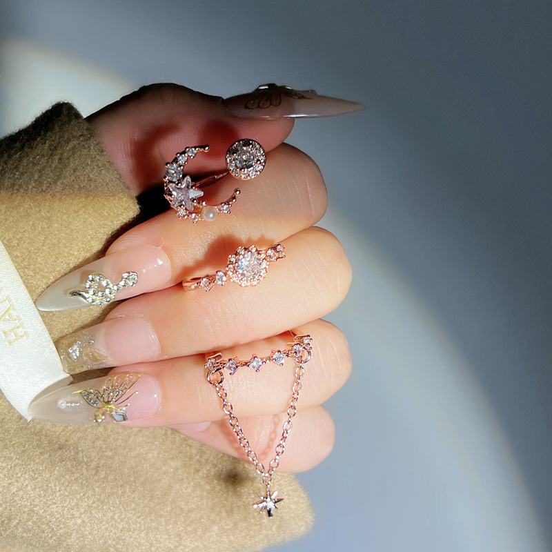 Cross-border best-selling rose gold fringed diamond star and moon ring for women, simple, fashionable and individual European and American style ring Application Scenario