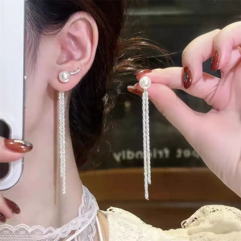 A new pair of long tassel pearl stud earrings for round faces, exuding a slender, sophisticated and elegant goddess-like charm full figure