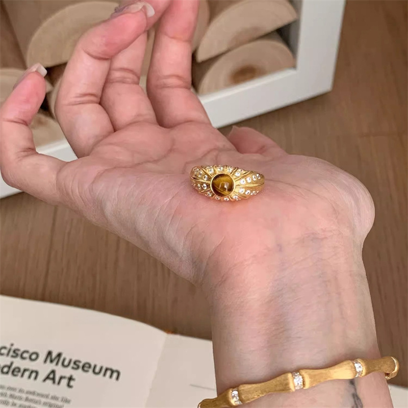 Retro brushed tiger's eye square diamond ring for women, a niche, light luxury and high-end index finger ring, fashionable, exquisite and unique Application Scenario